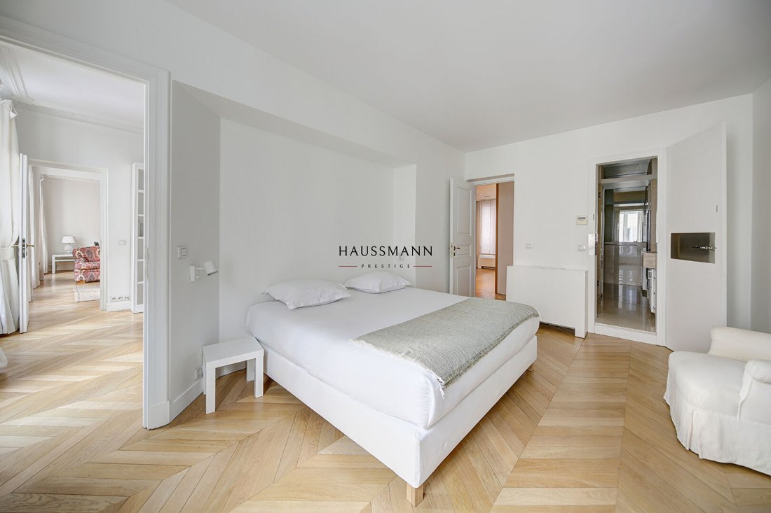 Apartment in Saint Thomas d'Aquin, Paris 7e Arrondissement, Paris 4 - 18303024