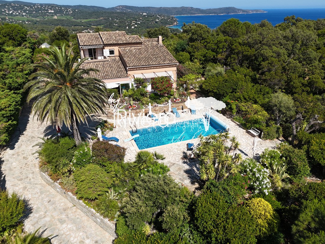 Villa in Nord, Cavalaire-sur-Mer, France 1 - 18300694