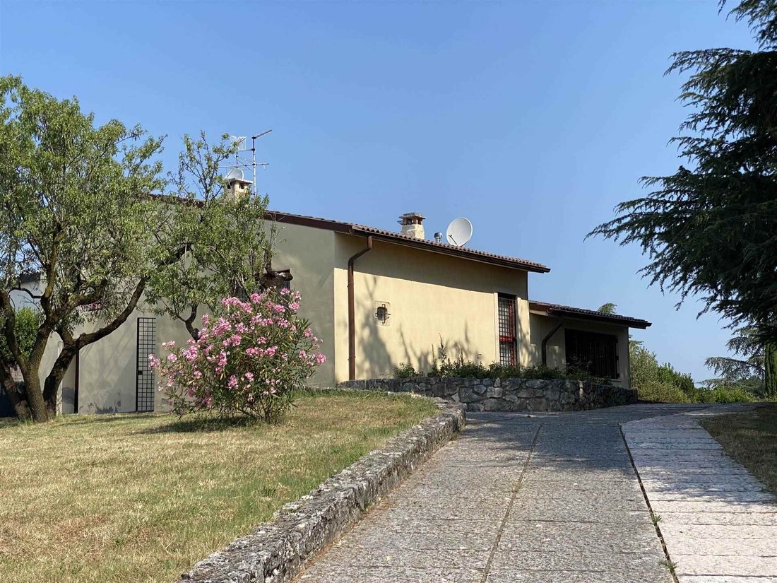 Villa in Negrar di Valpolicella, Veneto, Italy 1 - 18285978
