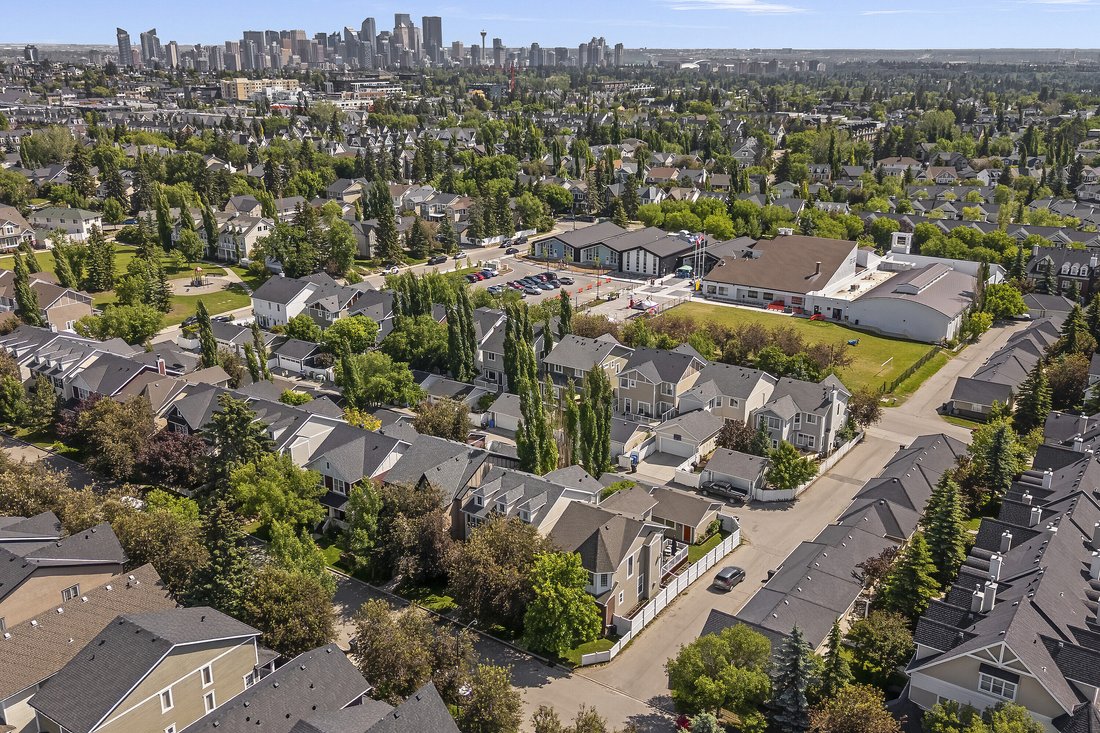 House in Calgary, Alberta, Canada 2 - 18298334