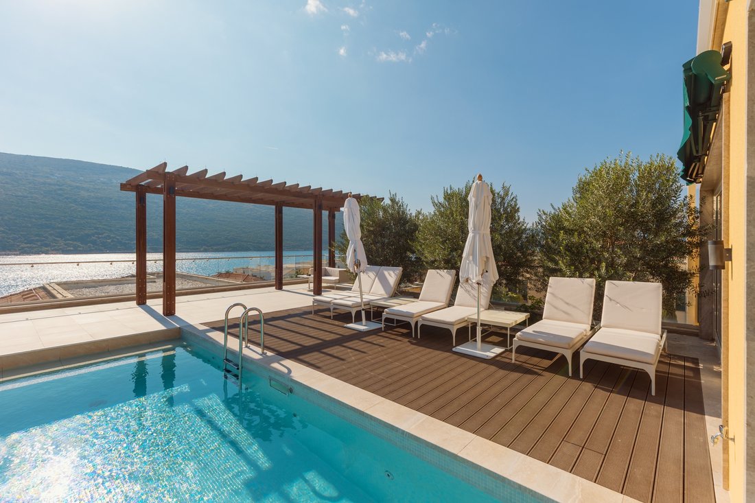 Penthouse in Đenovići, Herceg Novi Municipality, Montenegro 1 - 18297890