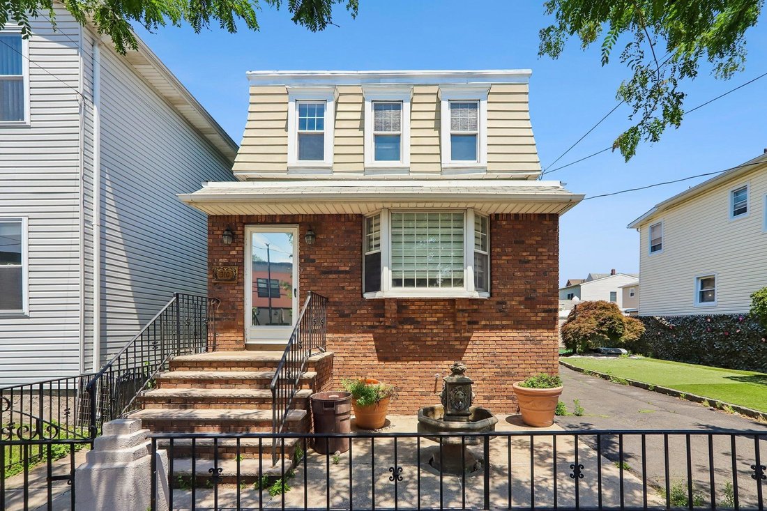 House in Secaucus, New Jersey, United States 1 - 18299547