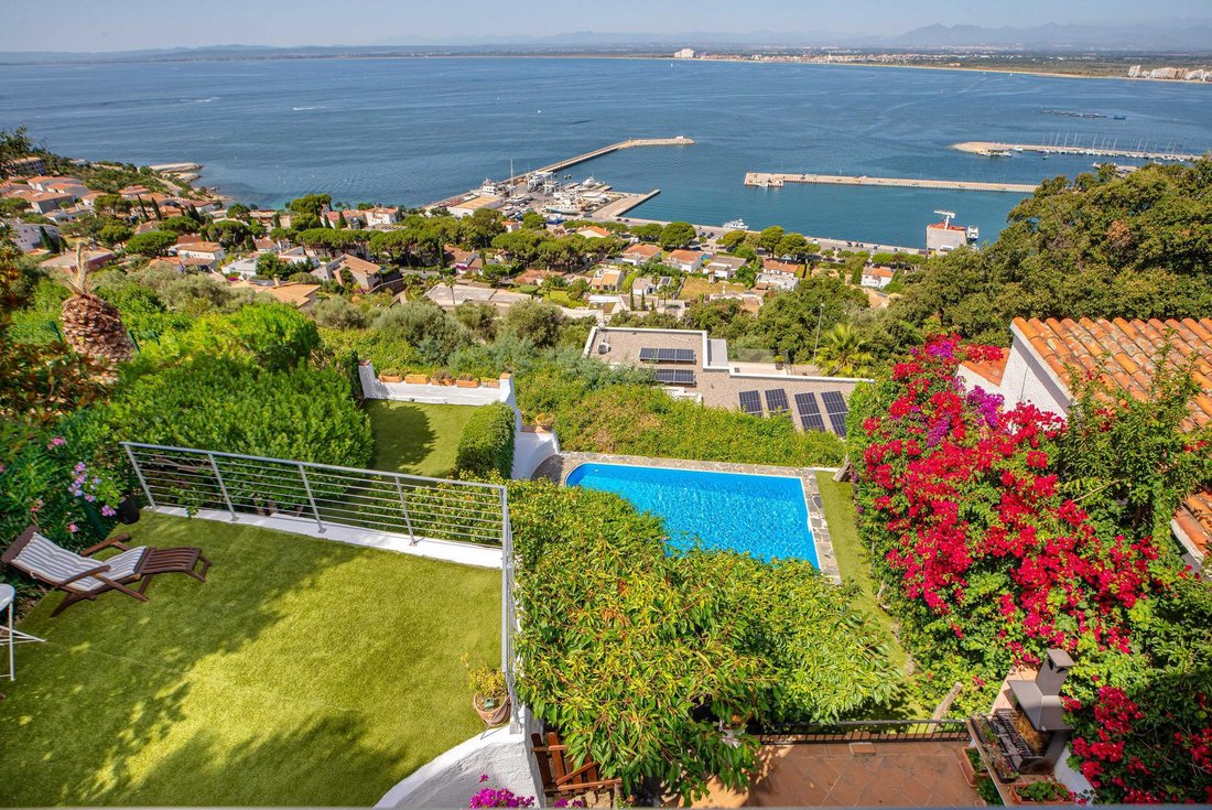 Villa in Roses, Catalonia, Spain 1 - 18300944