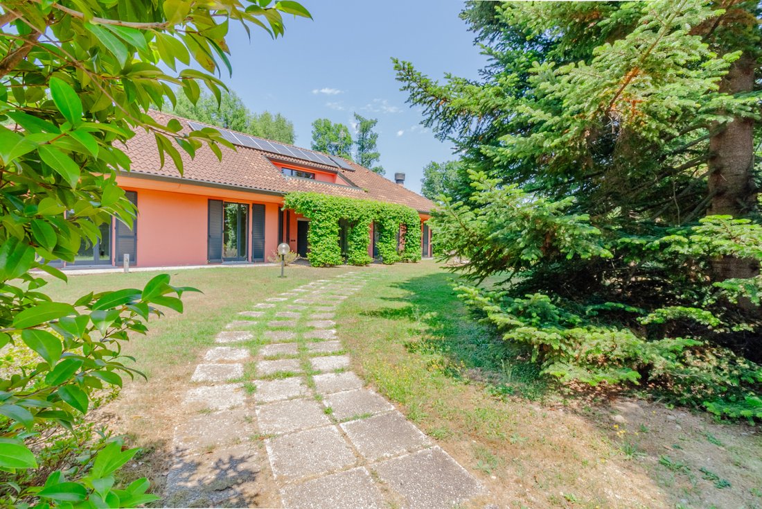 Villa in Guanzate, Lombardy, Italy 1 - 18299888