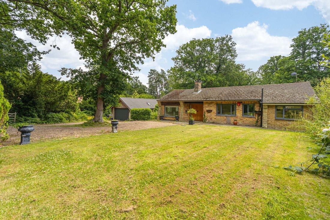 House in Felbridge, England 2 - 17241478
