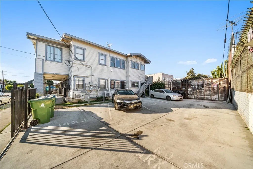 Los Angeles, California, United States 3 - 18301646