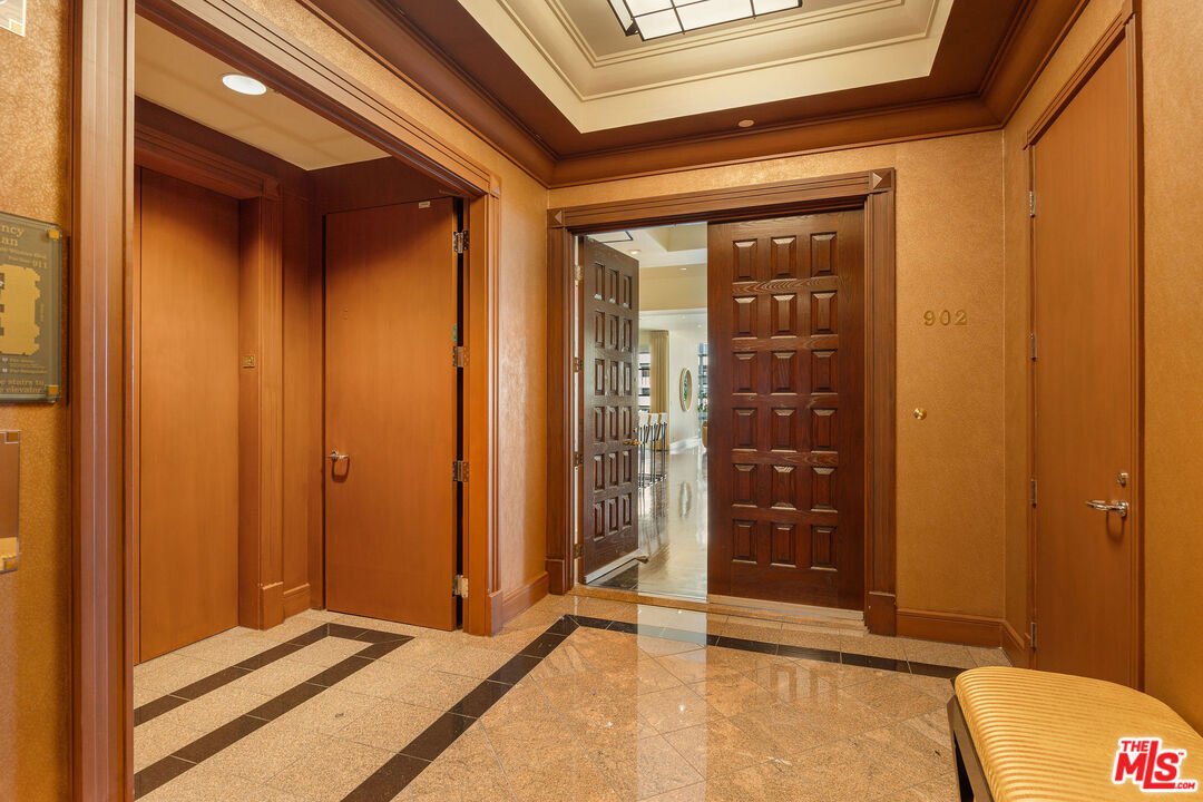 Condo in Los Angeles, California, United States 3 - 18303792
