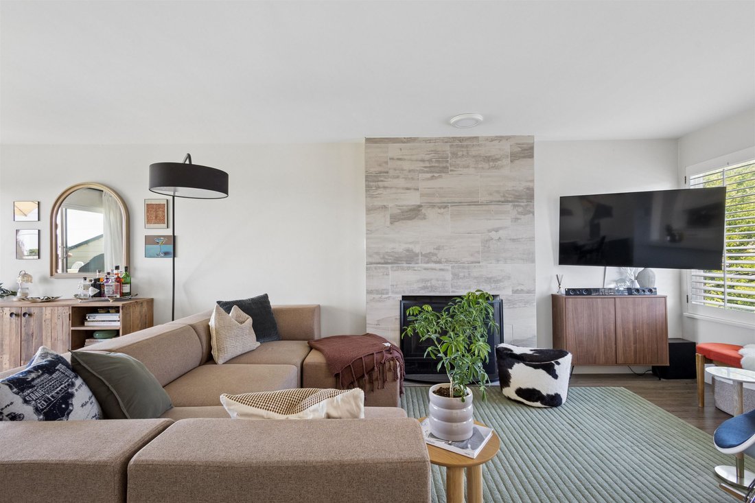 House in North Vancouver, British Columbia, Canada 2 - 18304342