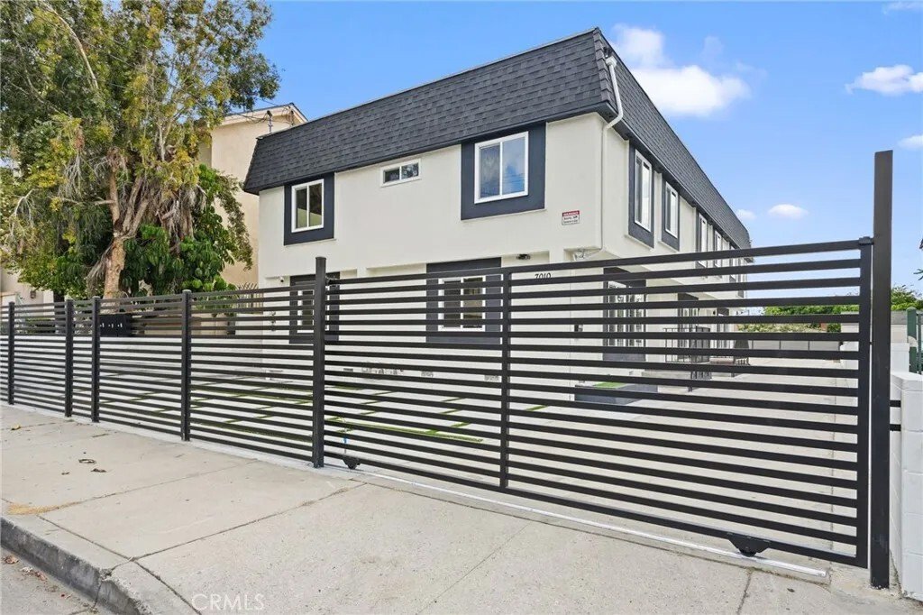 Los Angeles, California, United States 3 - 18303892