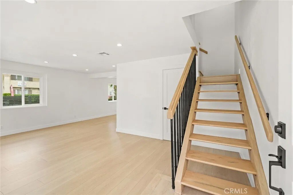 Los Angeles, California, United States 4 - 18303892