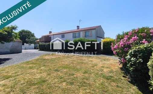 House in Saint-Mathurin, Pays de la Loire, France 1