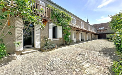 House in Arbonne-la-Foret, Ile-de-France, France 1