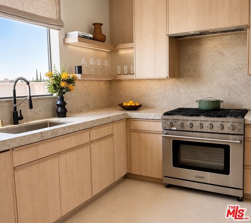 Condo in West Hollywood, California, United States 4 - 18304635