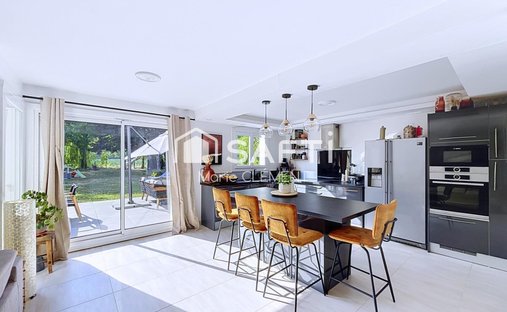 House in Nord Ouest, Lesigny, France 1