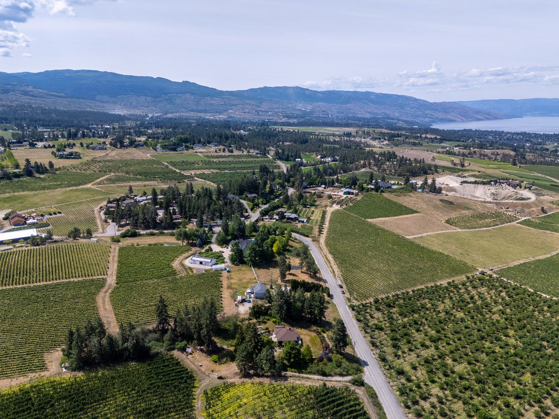 House in Kelowna, British Columbia, Canada 2 - 18304339