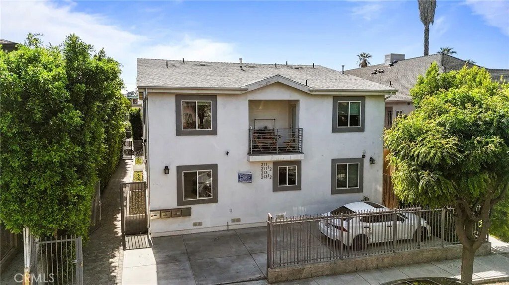 Los Angeles, California, United States 2 - 18303891