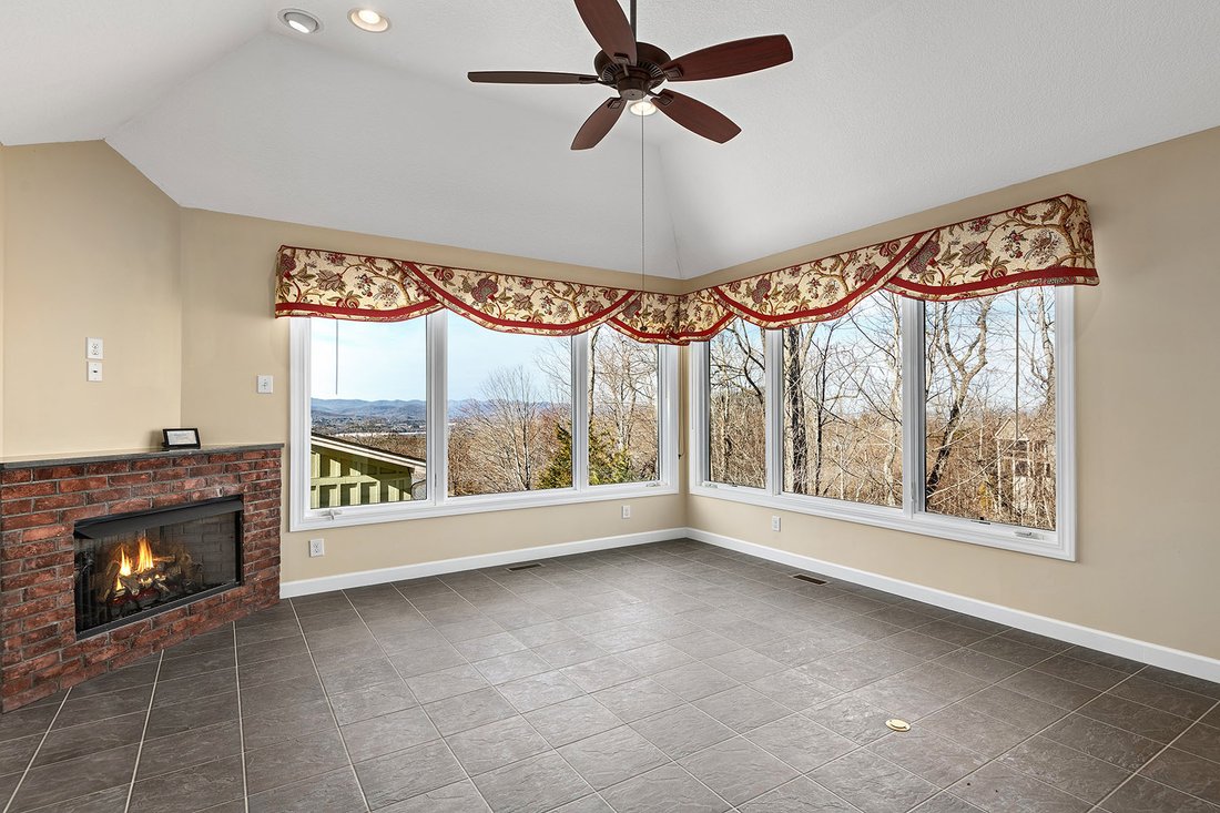 House in Hendersonville, North Carolina, United States 1 - 18305397