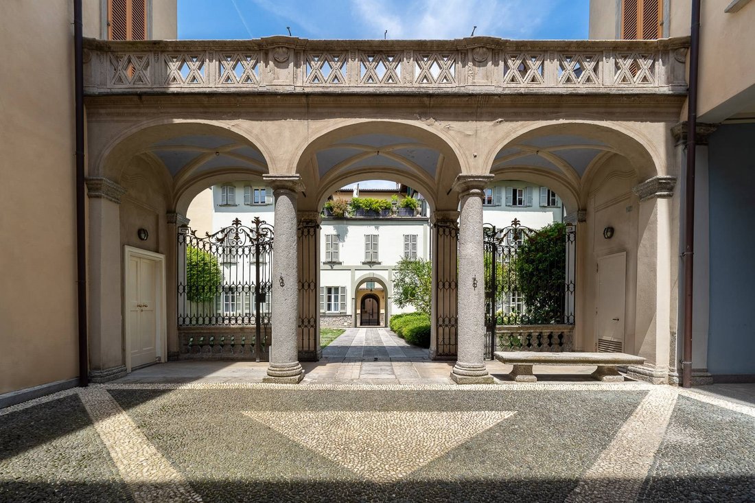 Apartment in Historic Center, Como, Lombardy 1 - 18305131