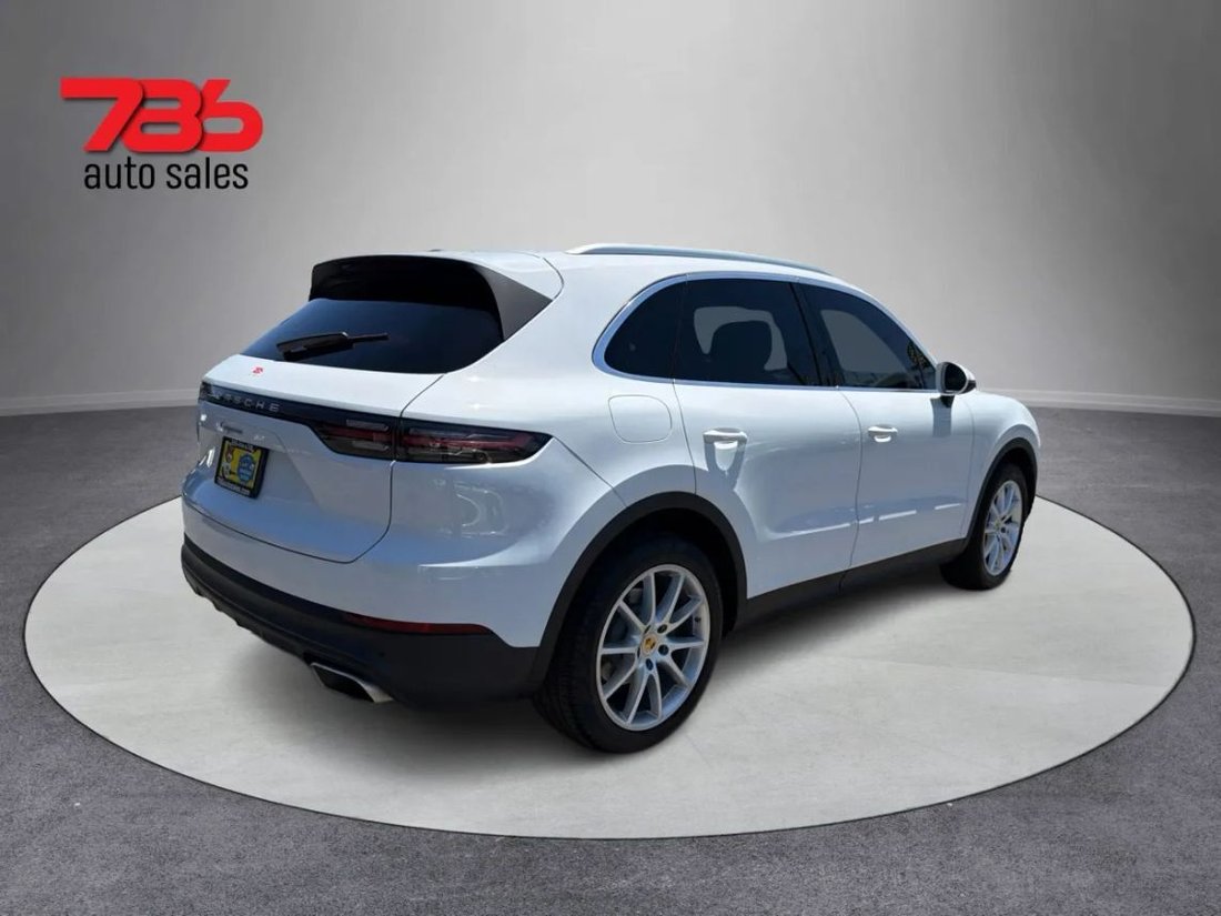 Suv in Fresno, CA, United States 3 - 18305042