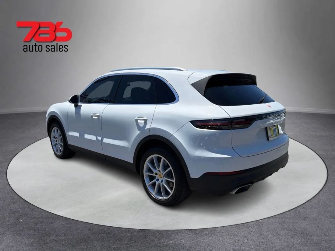 Suv in Fresno, CA, United States 5 - 18305042