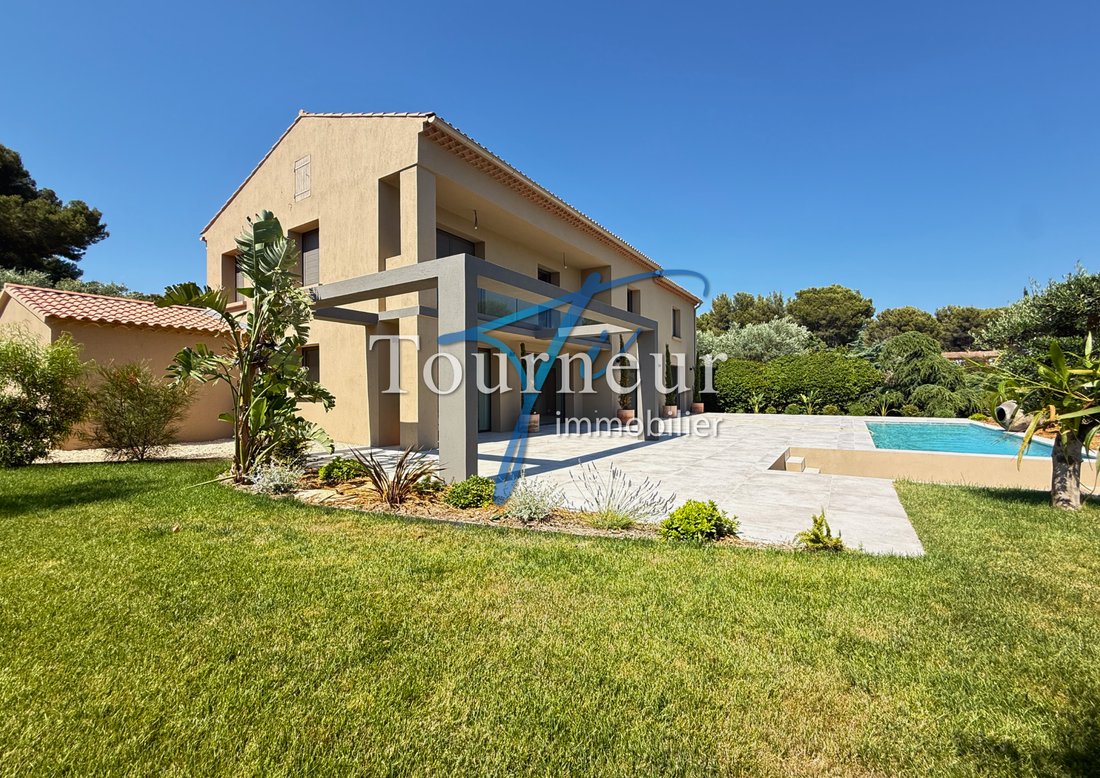 Villa in La Cadiere-d'Azur, Provence-Alpes-Côte d'Azur, France 1 - 18306574