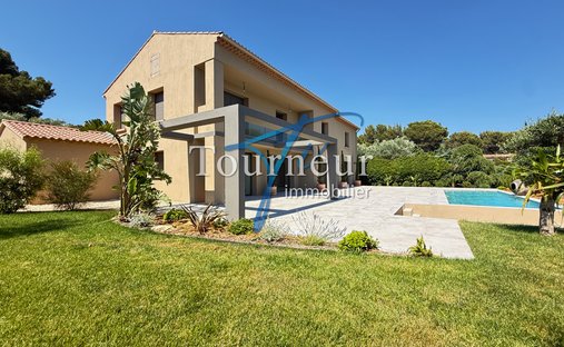 Villa in La Cadiere-d'Azur, Provence-Alpes-Côte d'Azur, France 1