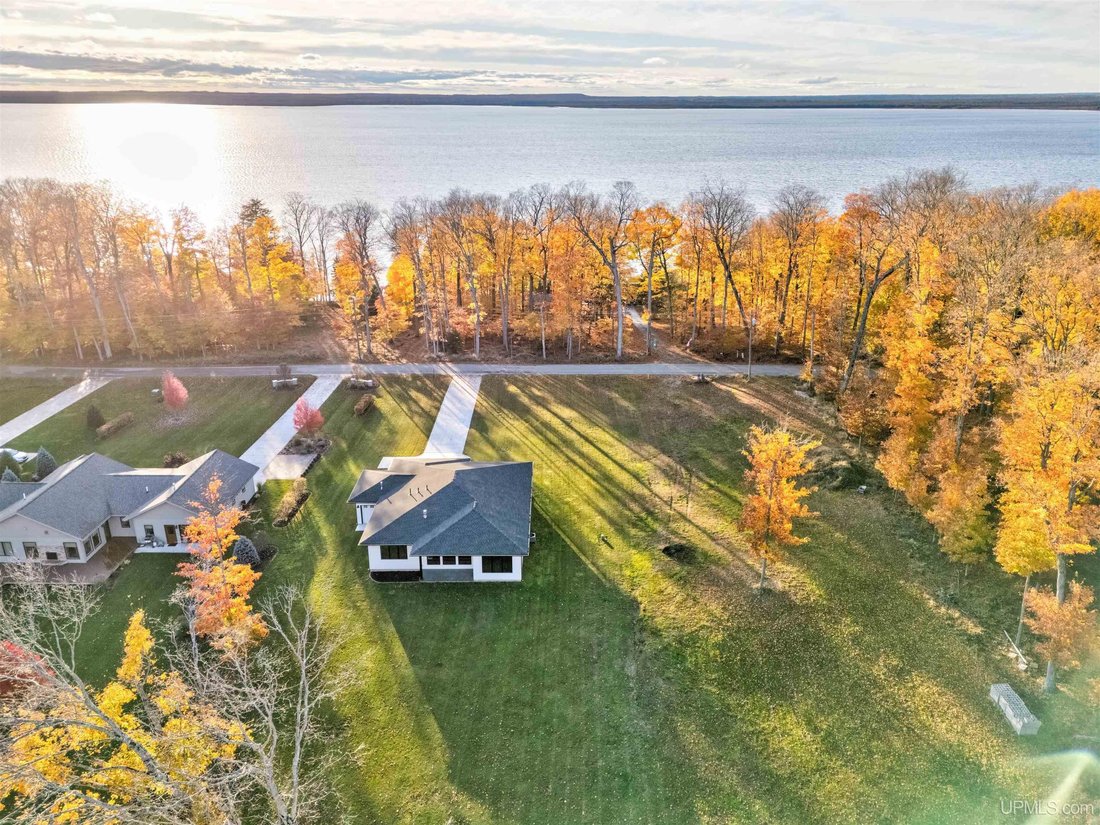 House in Manistique, Michigan, United States 2 - 18307539