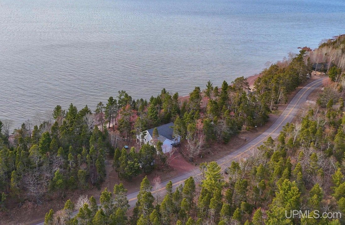 House in Allouez, Michigan, United States 2 - 18307646