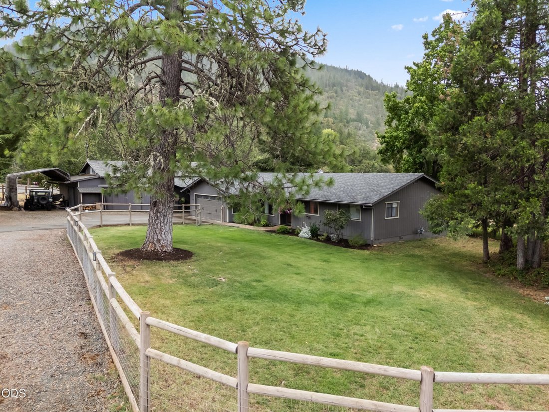 House in Grants Pass, Oregon, United States 1 - 18305855