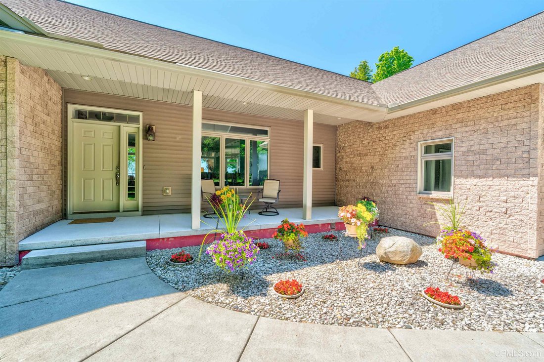 House in Manistique, Michigan, United States 4 - 18307094