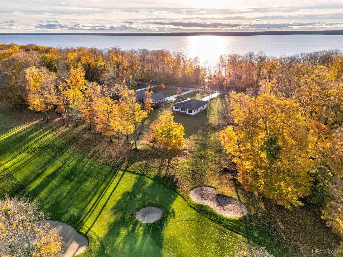 House in Manistique, Michigan, United States 3 - 18307539
