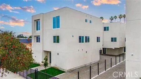 Gardena, California, United States 1 - 18306363