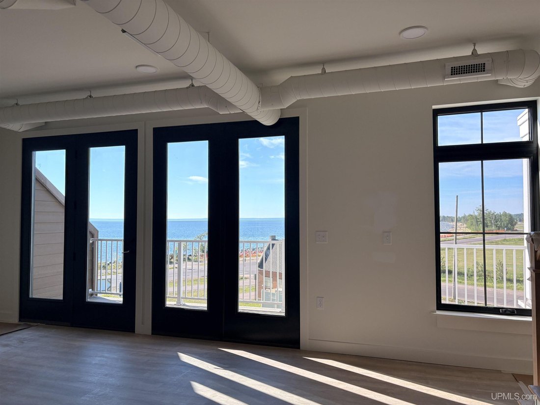Condo in Marquette, Michigan, United States 4 - 18309926