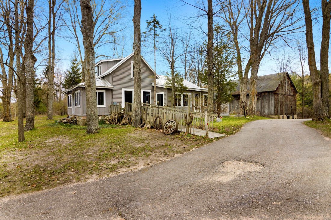 House in Central Lake, Michigan, United States 1 - 18309005
