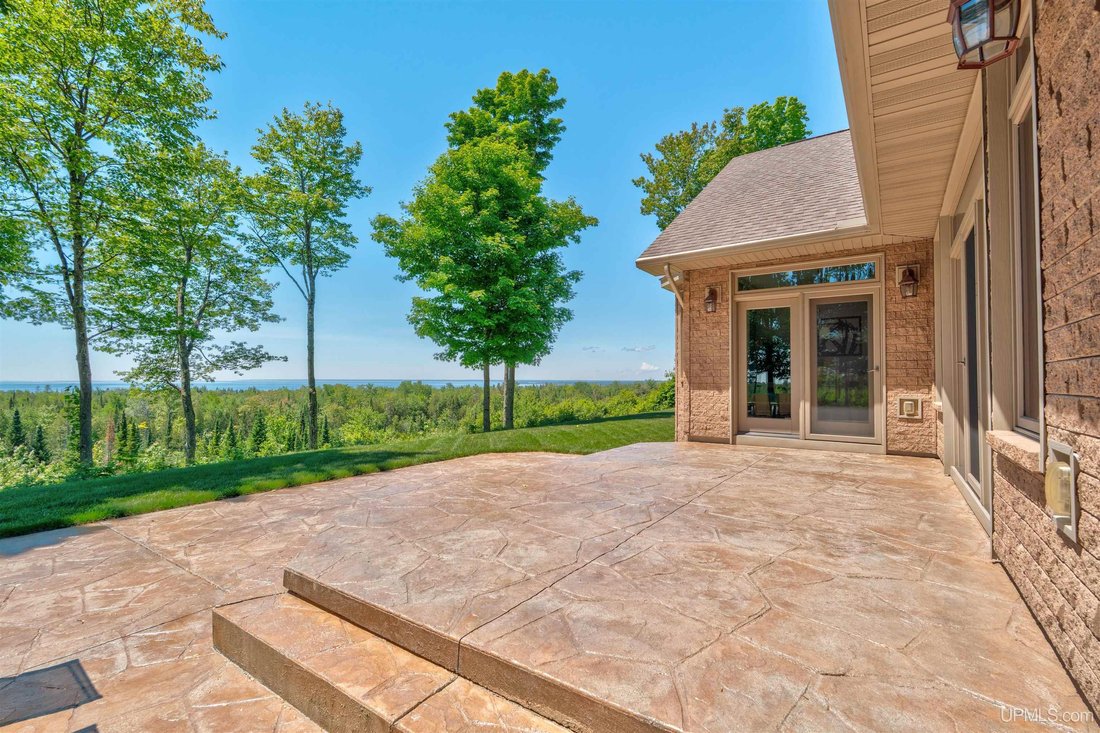 House in Manistique, Michigan, United States 3 - 18307094