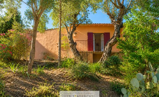 House in Ouest, Cogolin, France 1