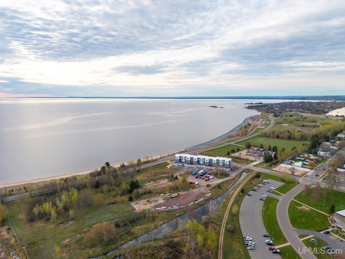 Condo in Marquette, Michigan, United States 4 - 18309801