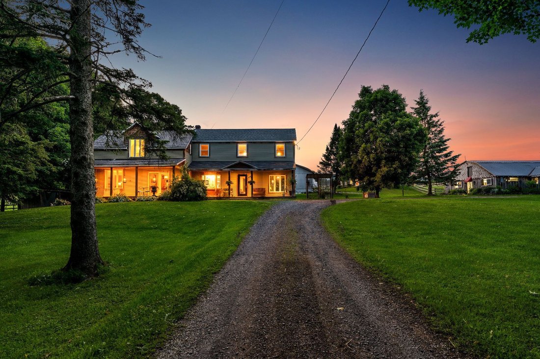 House in Lac-Brome, Quebec, Canada 3 - 18306110