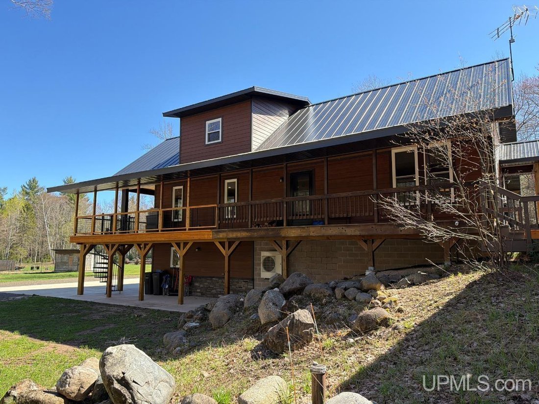 House in Ishpeming, Michigan, United States 3 - 18307375