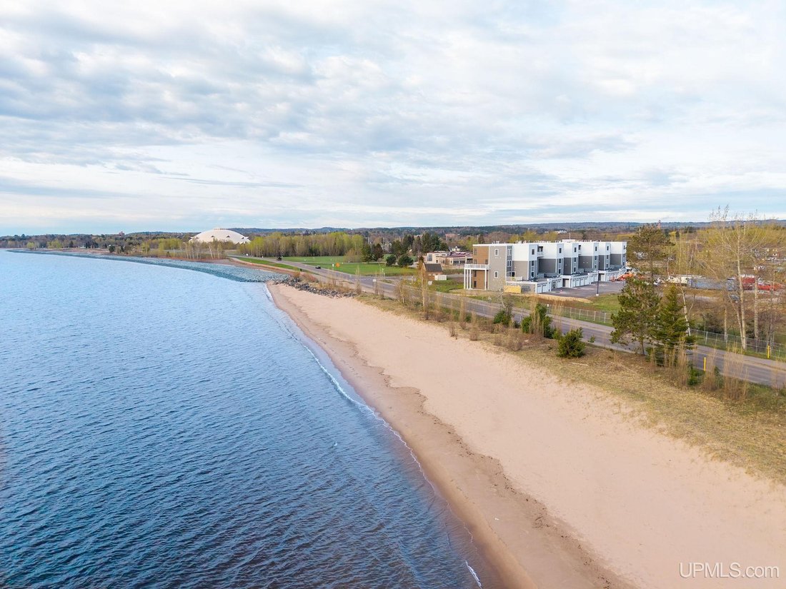 Condo in Marquette, Michigan, United States 2 - 18309801