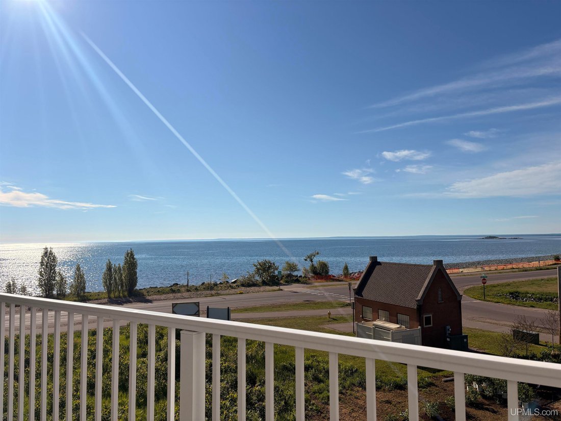 Condo in Marquette, Michigan, United States 5 - 18309926