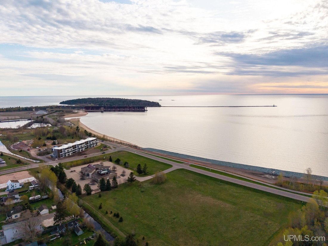 Condo in Marquette, Michigan, United States 3 - 18309801