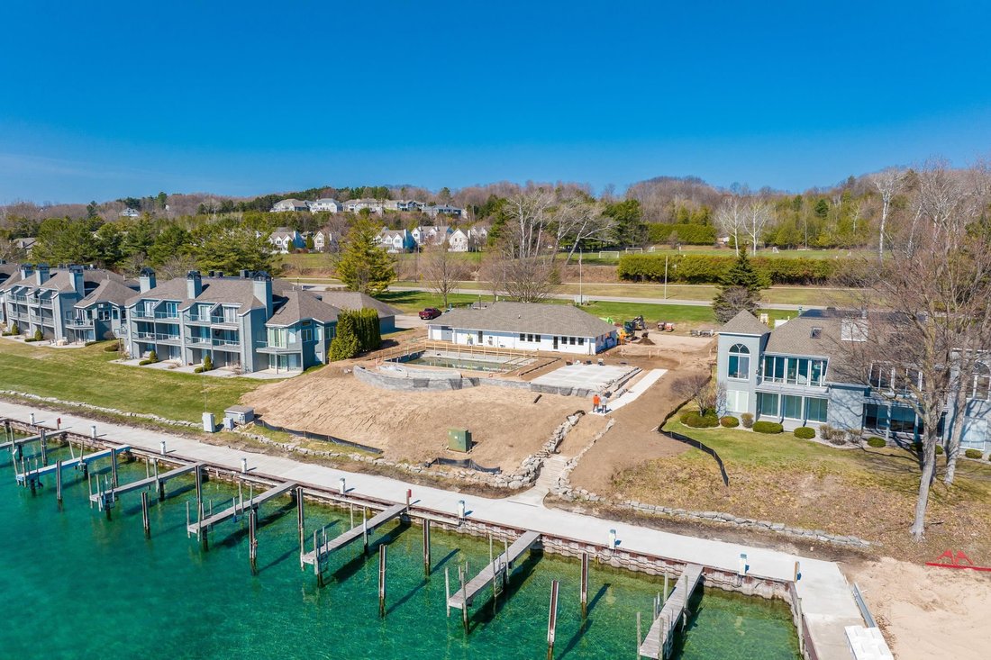 Condo in Suttons Bay, Michigan, United States 5 - 18308920