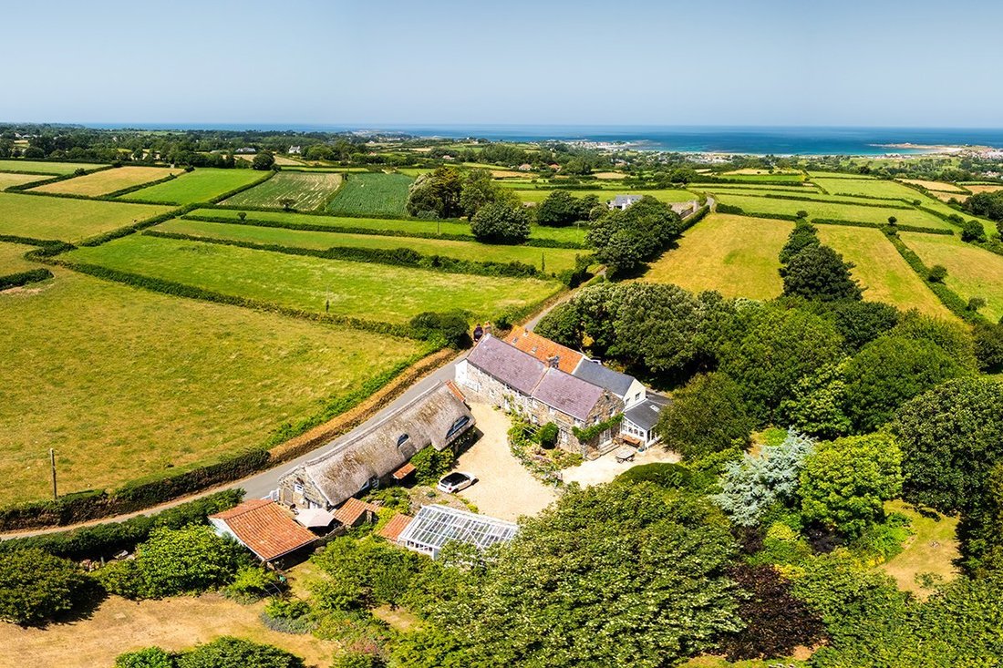 House in United Kingdom 1 - 18305882