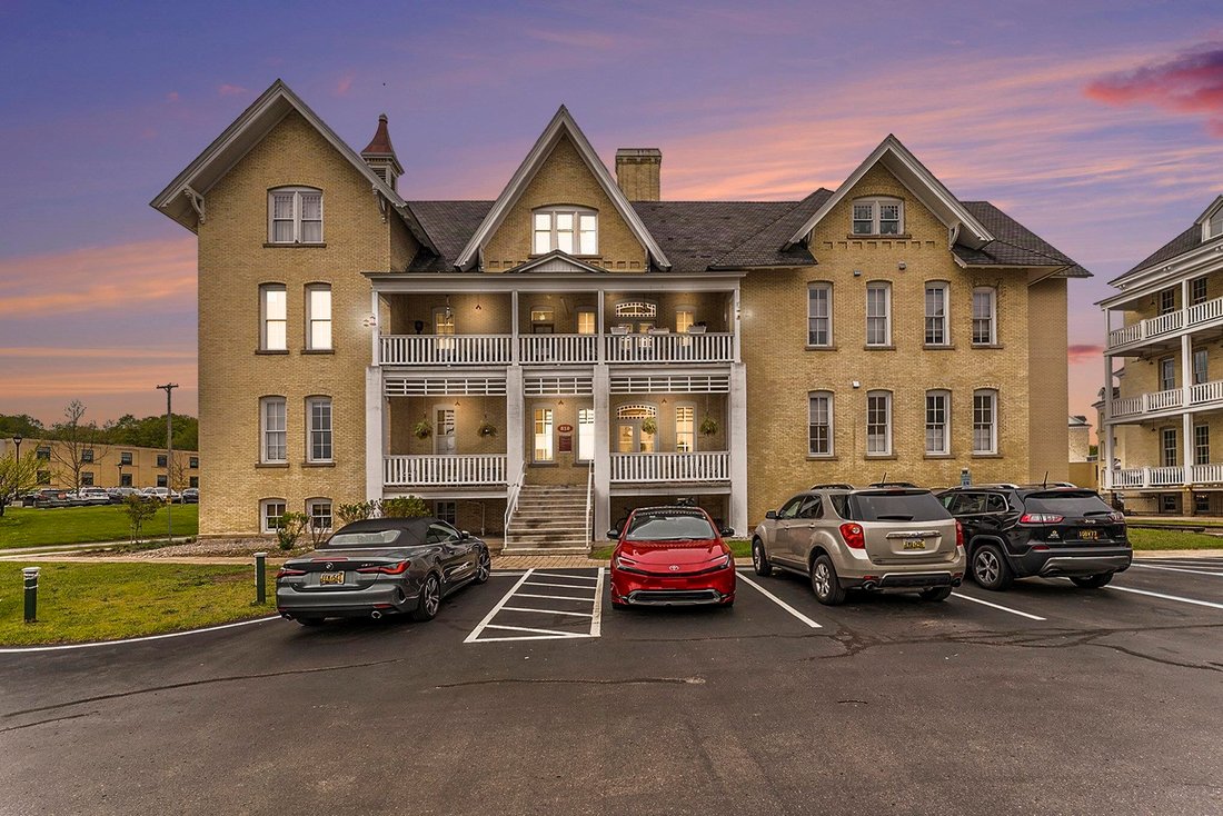 Condo in Garfield Township, Michigan, United States 2 - 18309667