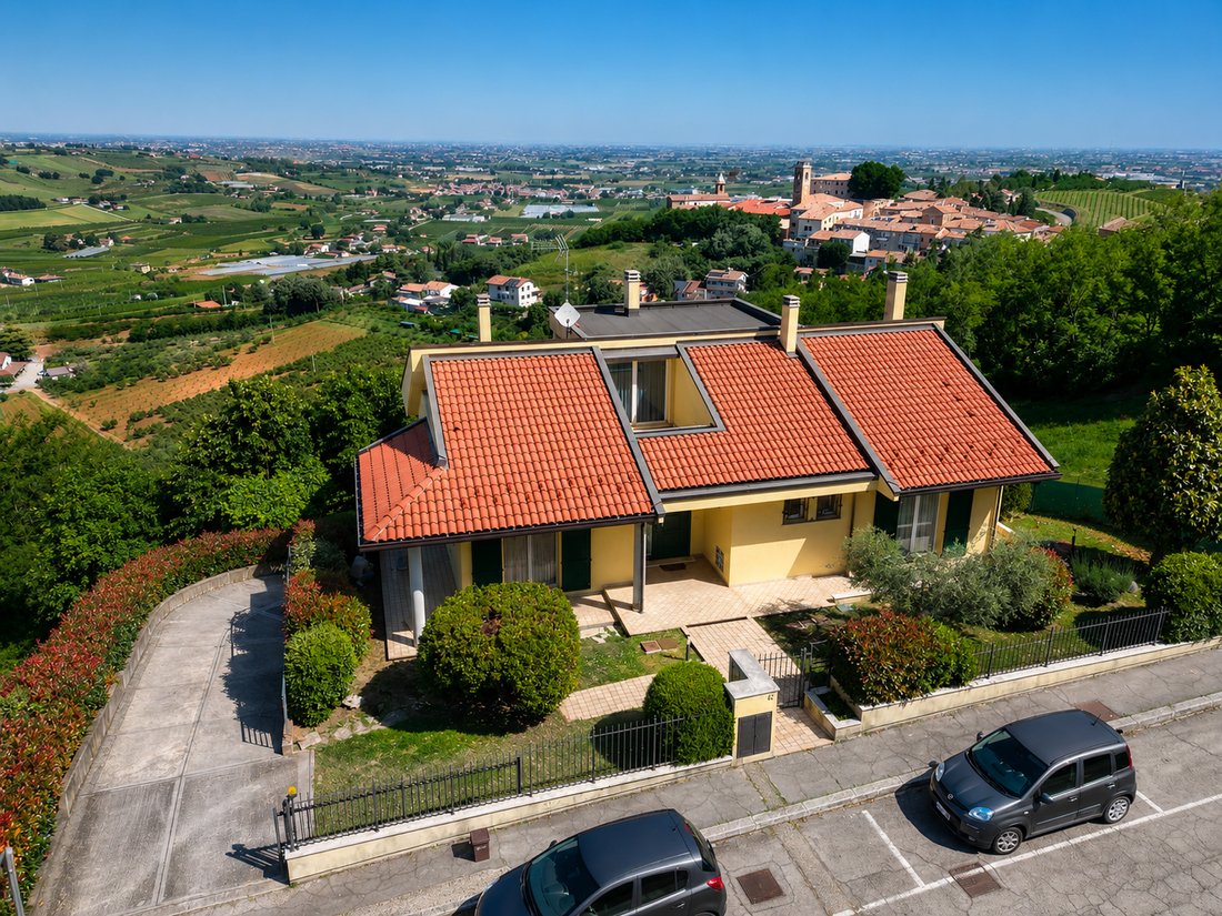 Villa in Montenovo, Emilia-Romagna, Italy 1 - 18315642