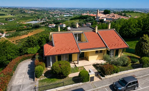 Villa in Montenovo, Emilia-Romagna, Italy 1
