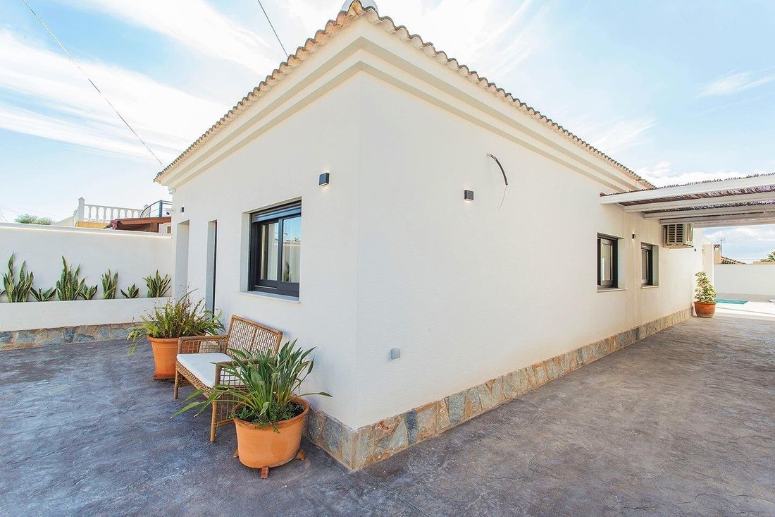 Townhouse in Torrevieja, Valencian Community, Spain 2 - 18314990