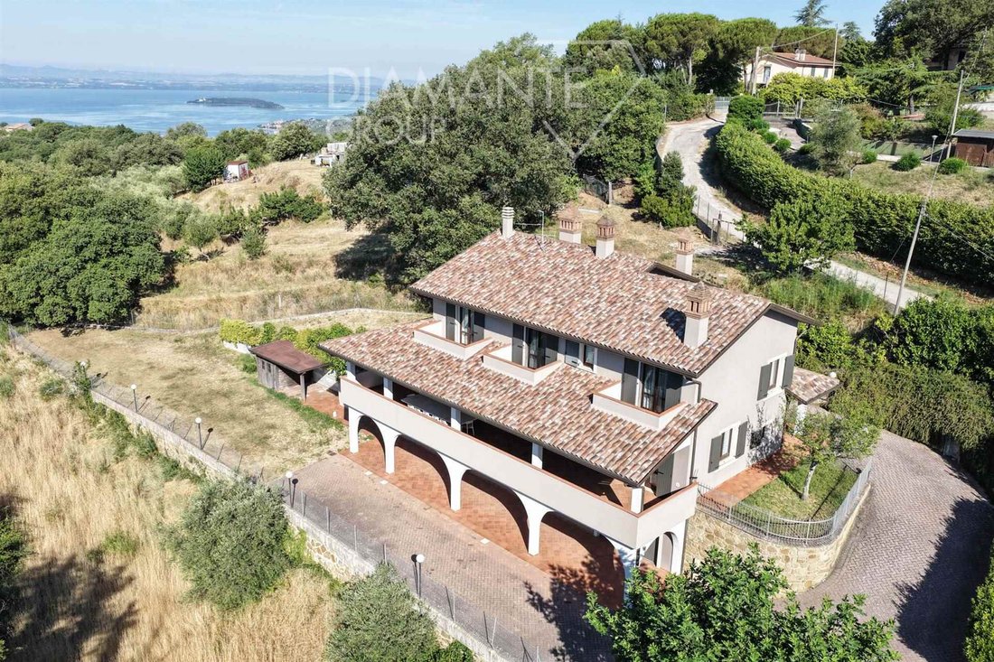Villa in Passignano sul Trasimeno, Umbria, Italy 1 - 18314197