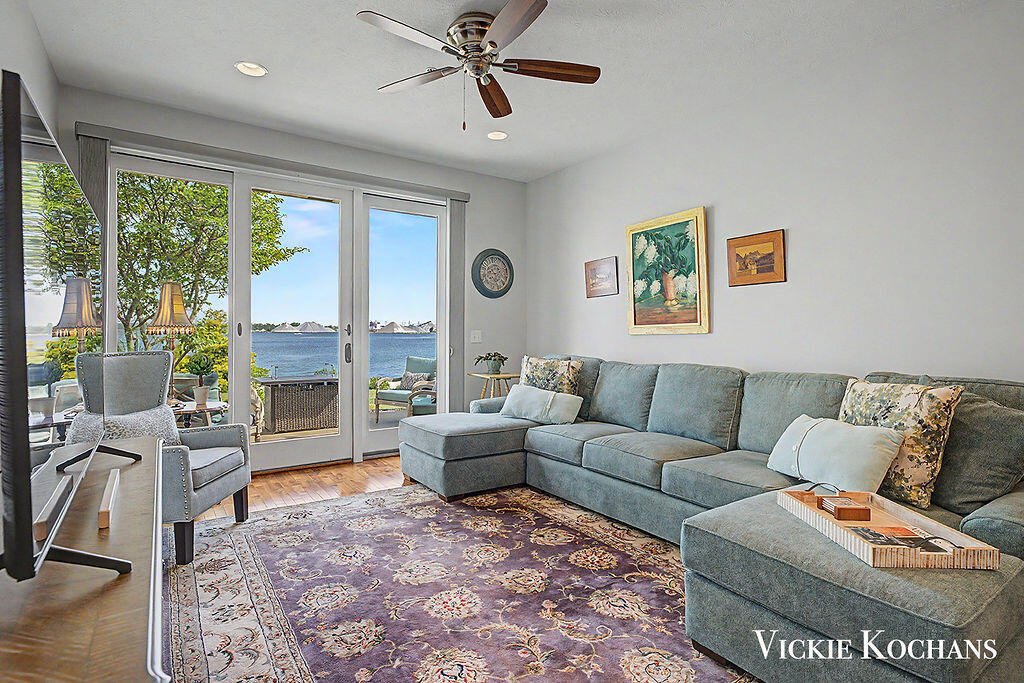 Condo in Roosevelt Park, Michigan, United States 5 - 18309918